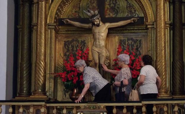 Muchísimos fieles pasaron delante del Cristo durante el besapiés 