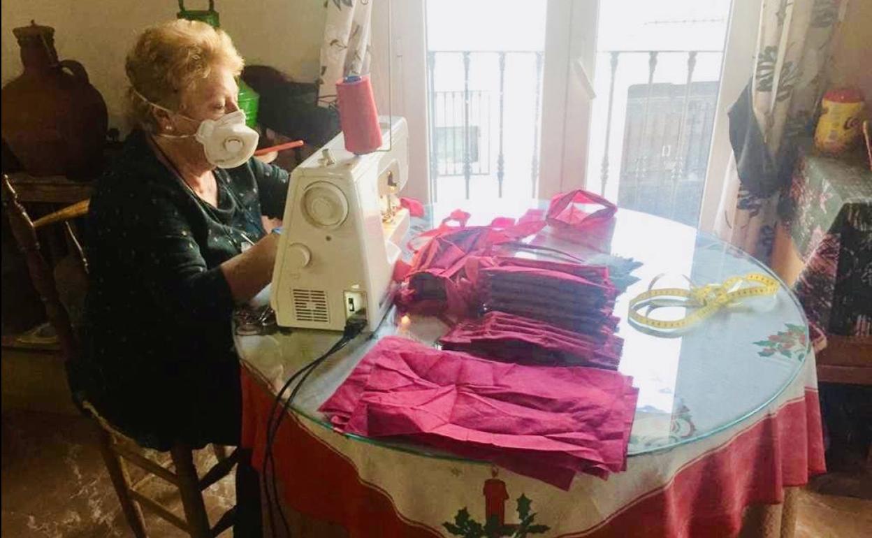 Esparragosa de la Serena vuelca su solidaridad en la confección de mascarillas para luchar contra el COVID-19