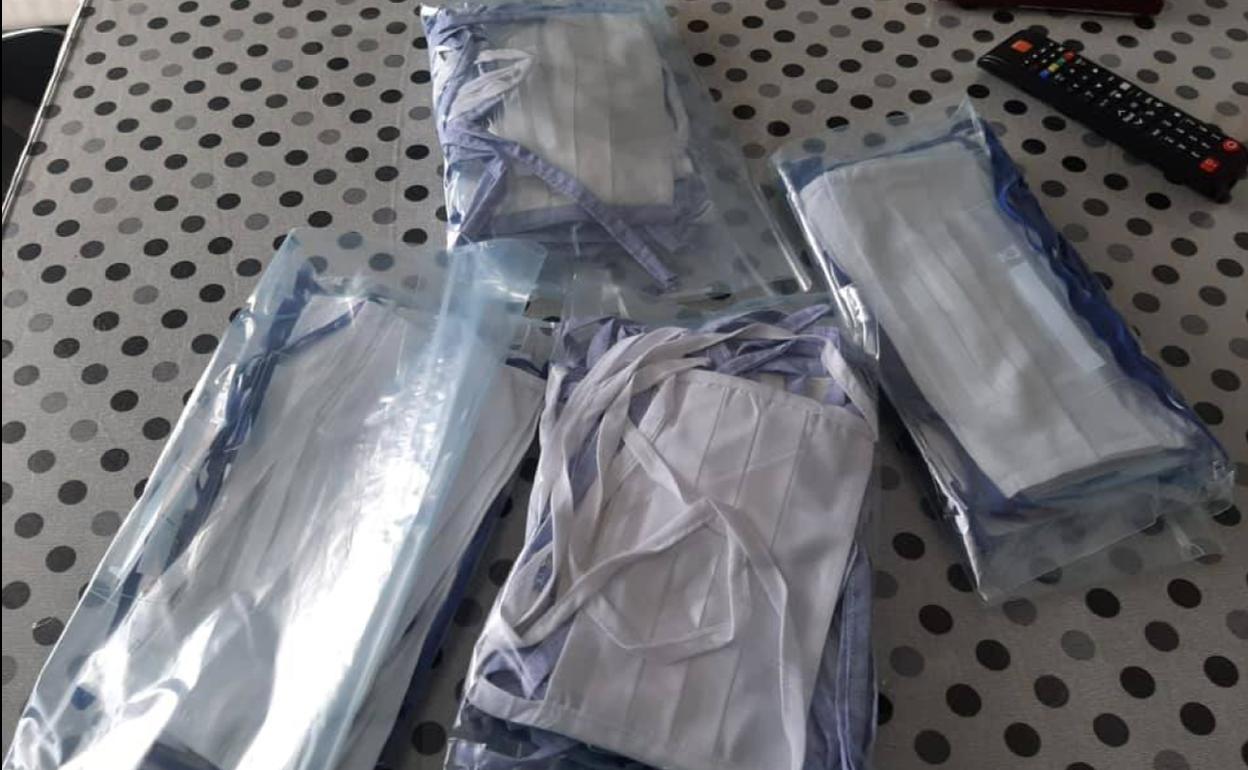Las mascarillas elaboradas por las vecinas de Zalamea ya han sido repartidas