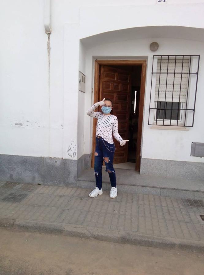Paola saliendo de casa