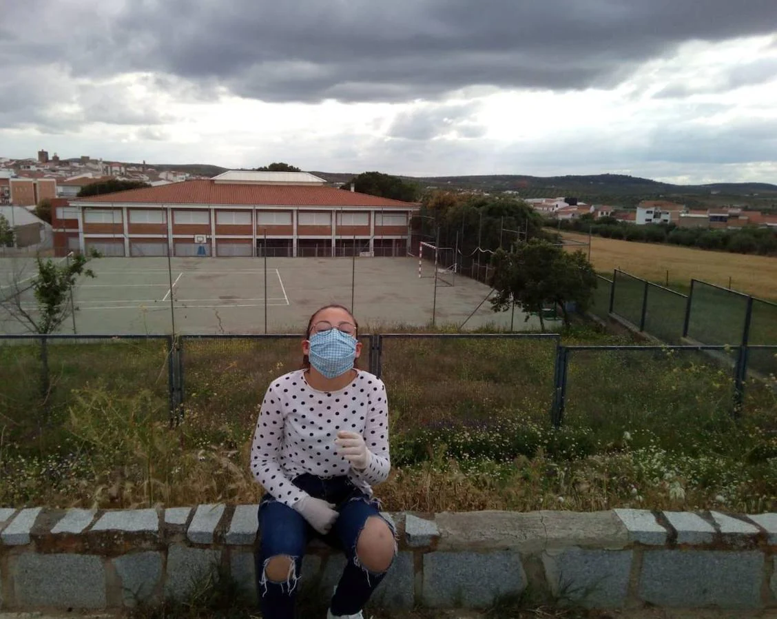 Paola Navascuez Carmona viendo su colegio