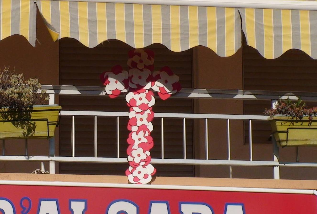 Cruz de mayo en el balcón 