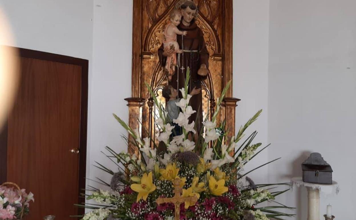 El Ayuntamiento de Zalamea realiza una ofrenda floral a San Antonio de Padua en su día