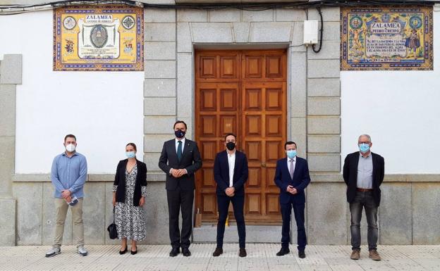 Autoridades en la puerta del Ayuntamiento de Zalamea de la Serena 