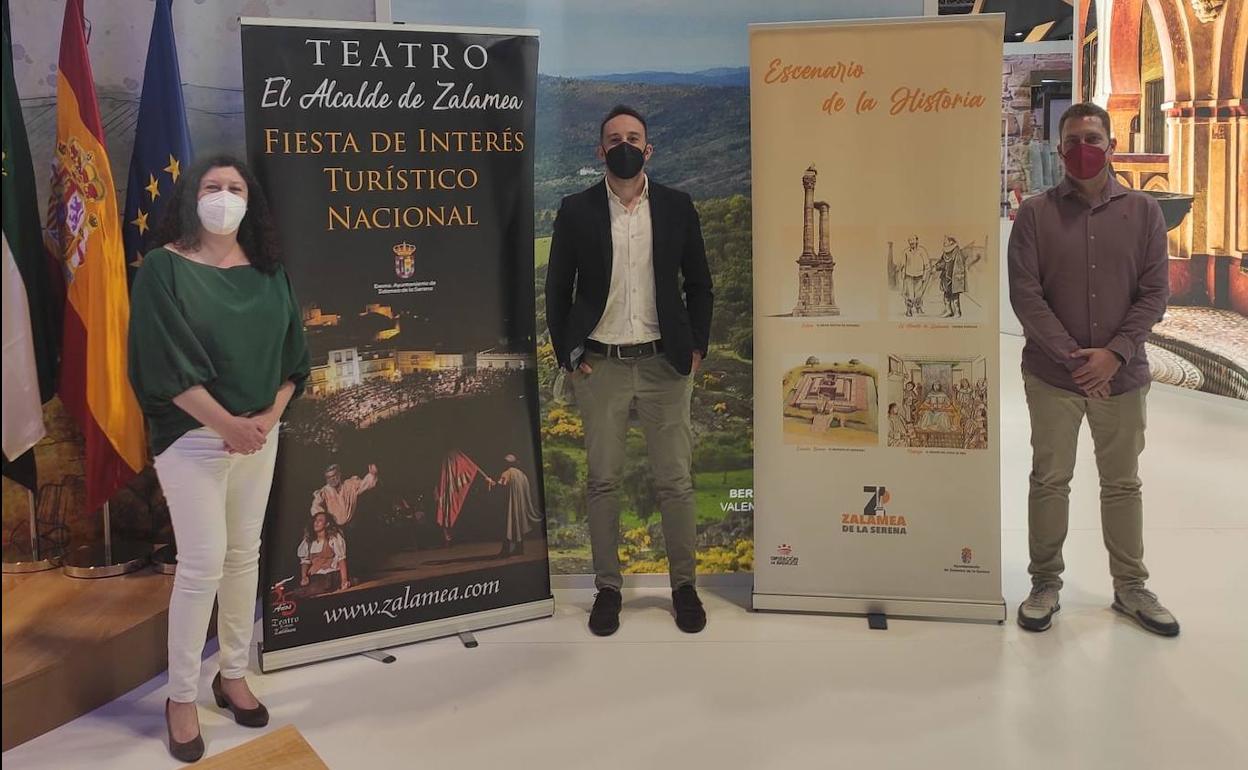Parte de la corporación municipal junto al material promocional en FITUR