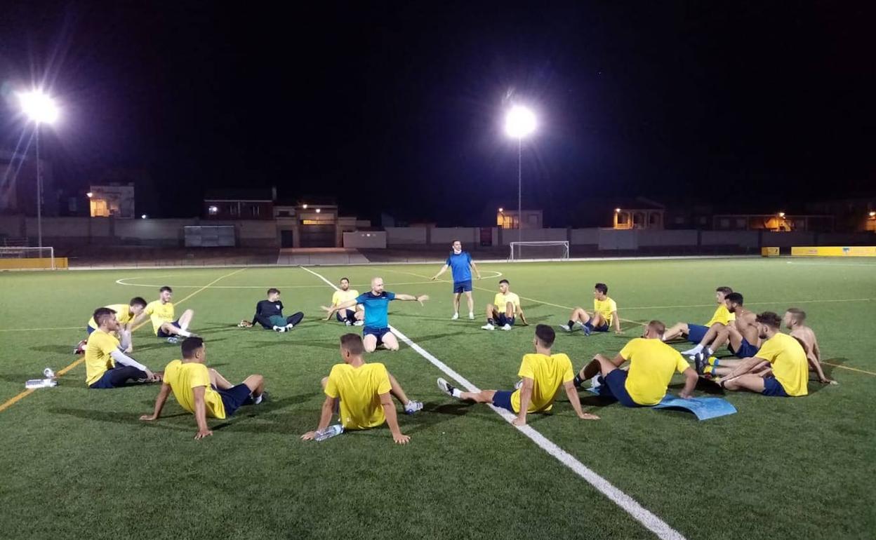 Un momento de un entrenamiento del Ilipense Zalamea en el Eusebio Mata