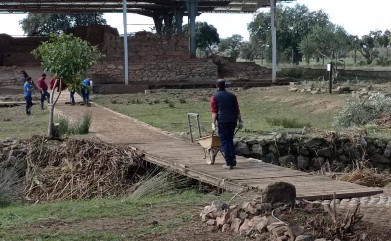 Aduando los accesos al yacimiento 