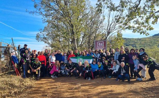 Foto grupal de los participantes en el sendero Chorrera de Calabaza