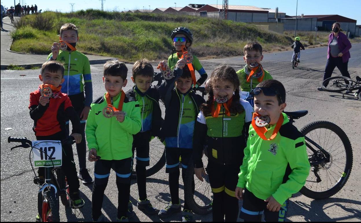 Los participantes reciben una medalla por completar el recorrido en Miajadas 