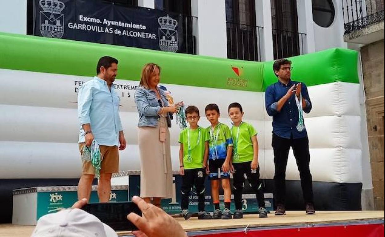 Los alumnos de la Escuela Ciclista recogiendo sus medallas 