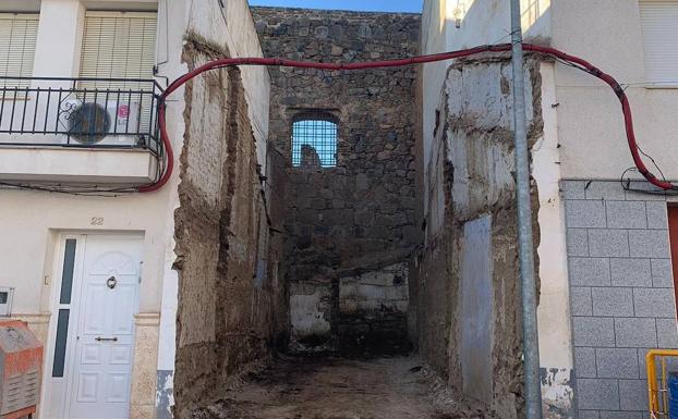Imagen principal - Se descubre un nuevo tramo del lienzo de la muralla del Castillo