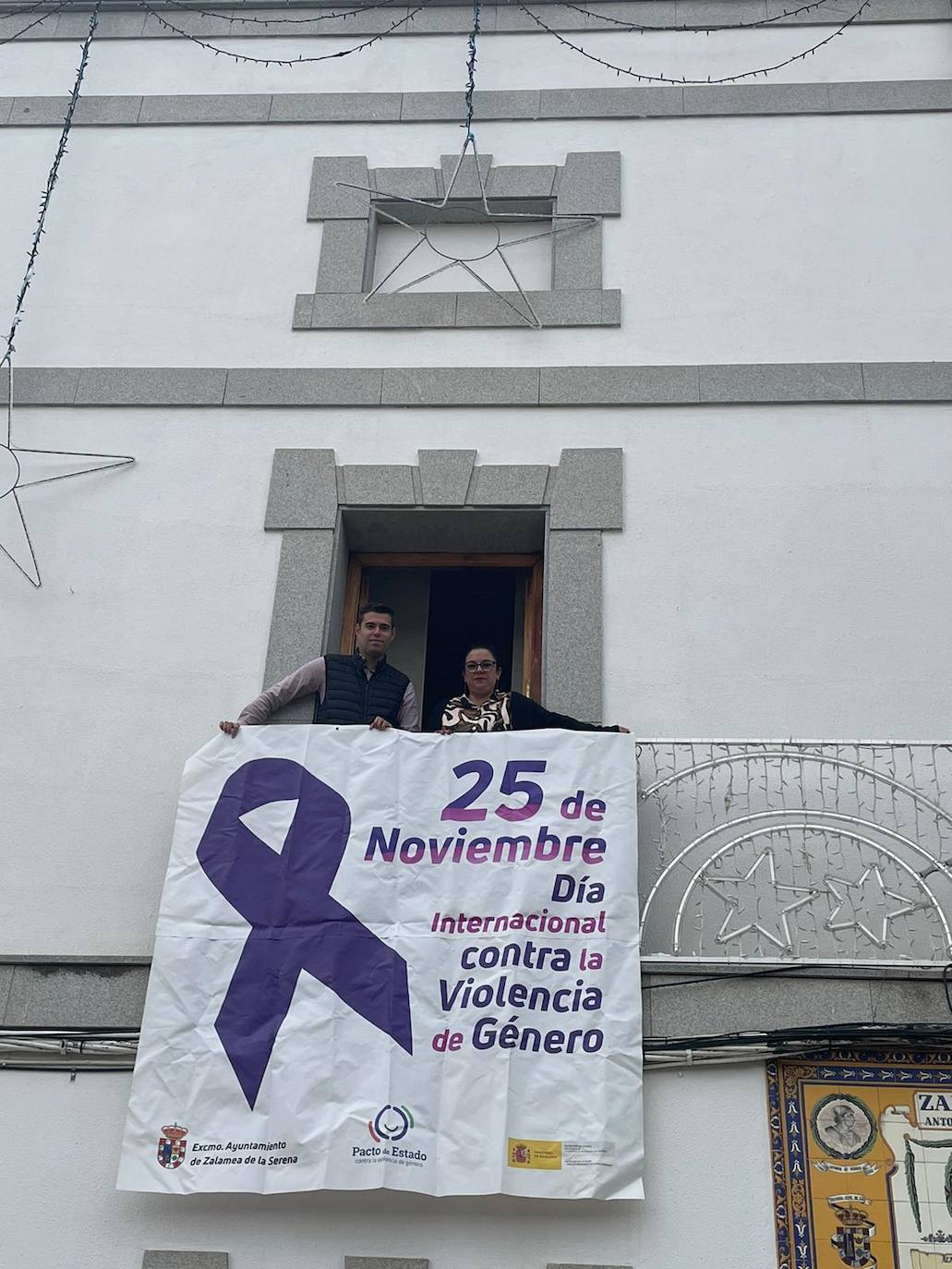 Imagen secundaria 1 - Colocación del lazo en la fachada del Ayuntamiento.