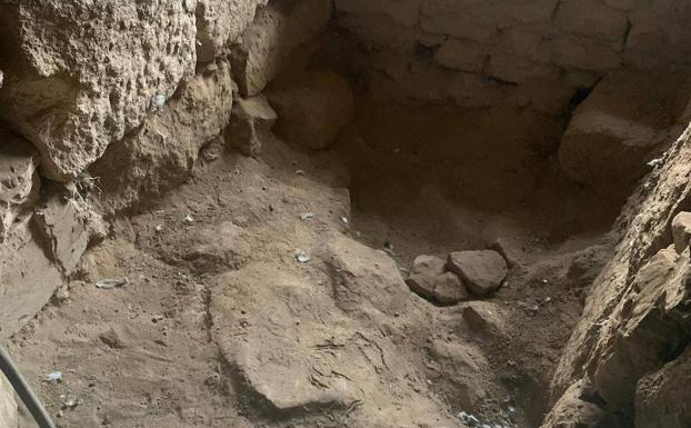 Imagen principal - Arriba una de las partes limpiadas. Debajo vistas desde la torre y estado en que se encontraba antes de limpiarla. 