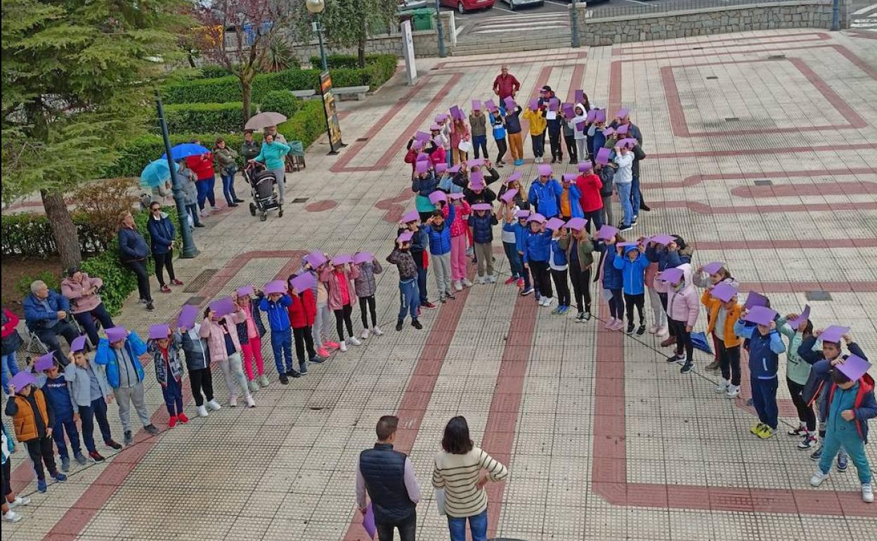 Los alumnos del CEIP Calderón de la Barca haciendo el gran lazo morado. 