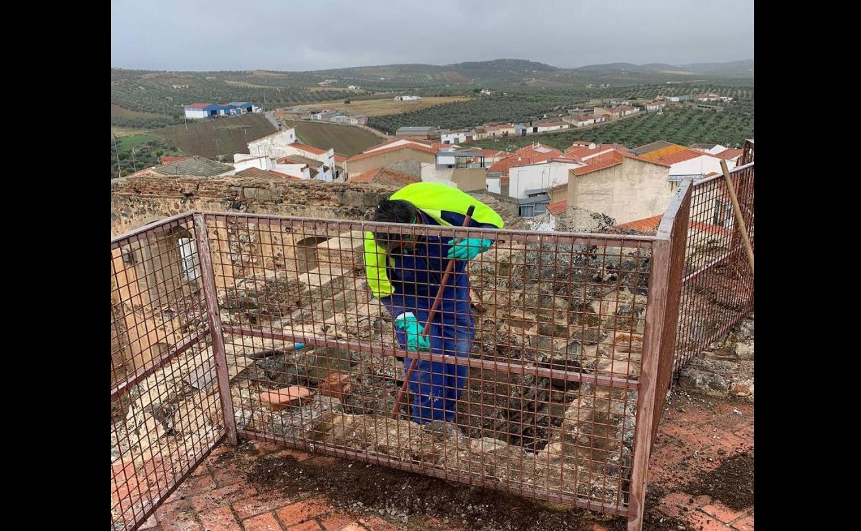 El Ayuntamiento de Zalamea ha llevado a cabo la limpieza de las torres del Castillo