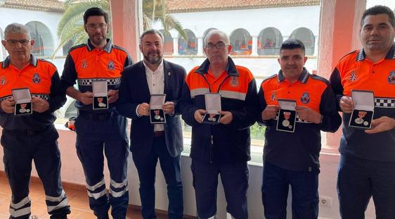 Condecorados 5 miembros de Protección Civil de Zalamea