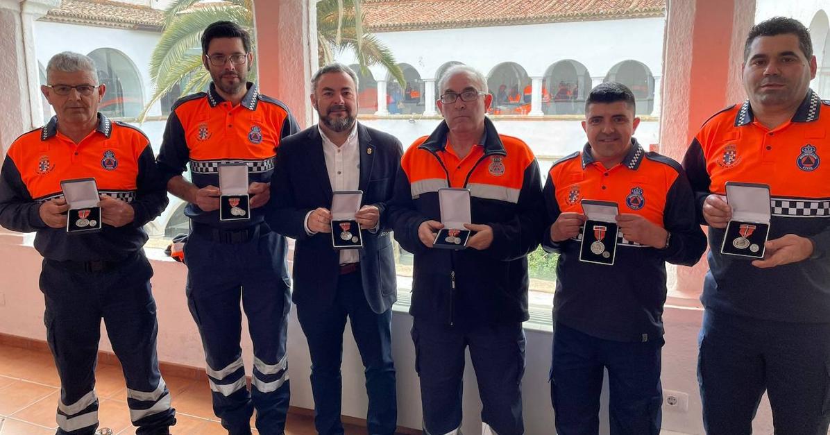 Condecorados 5 miembros de Protección Civil de Zalamea