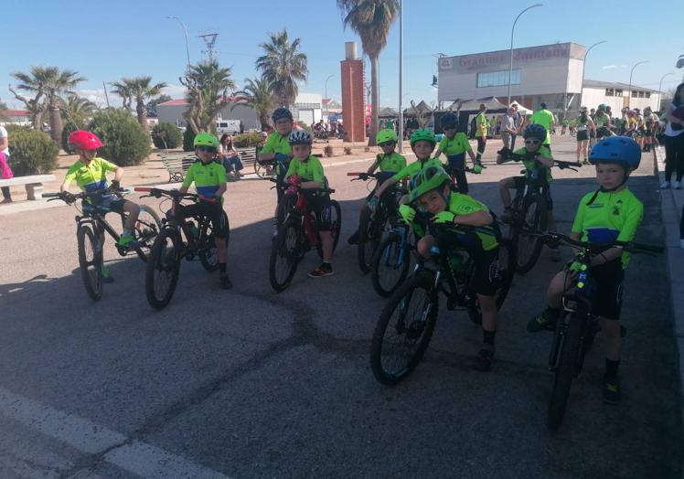 Imagen principal - Varios ciclistas de la Escuela Cancho Roano despiden los Judex Autonómicos en Quintana de la Serena