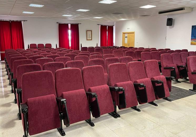 Imagen principal - El Salón de Plenos estrena sillones