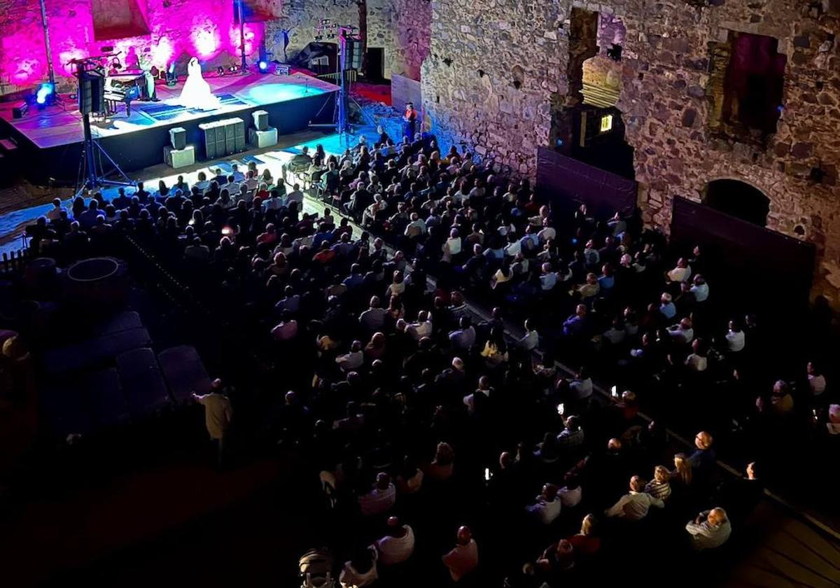La Feria de la Cruz de Mayo ha vuelto a llenar de música el Castillo de Arribalavilla