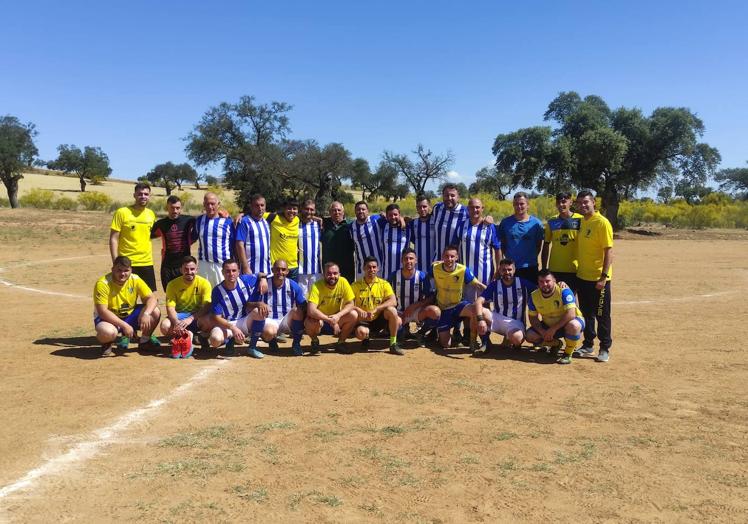 Imagen principal - Zalamea ha disfrutado de un festivo fin de semana con la Romería de San Isidro