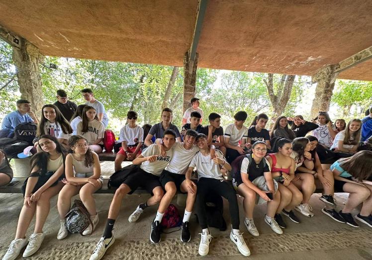 Imagen principal - Un grupo de alumnos del IES Antonio de Nebrija ha disfrutado 3 días en el Valle del Jerte