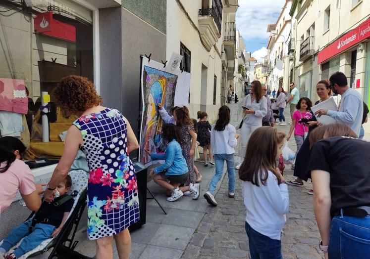 Imagen principal - Numerosas personas pintaron 'La joven de la perla'