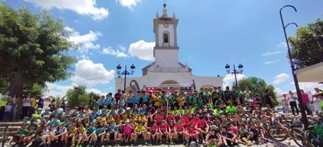 Imagen secundaria 1 - Fotografía de grupo tras la carrera con todos los clubes participantes.