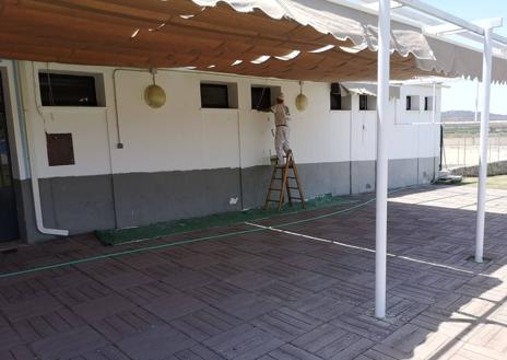 Imagen secundaria 1 - Un operario del Ayuntamiento realizando labores para la apertura de la piscina.
