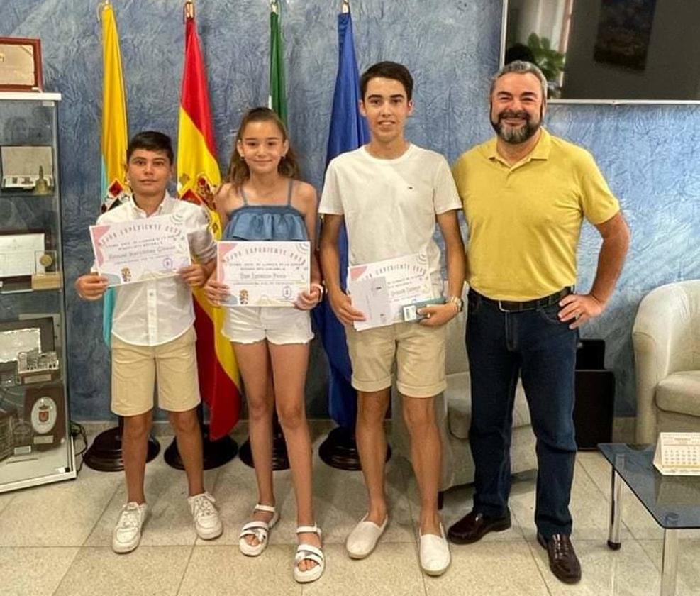 El alcalde ilipense con los 3 alumnos reconocidos este curso.