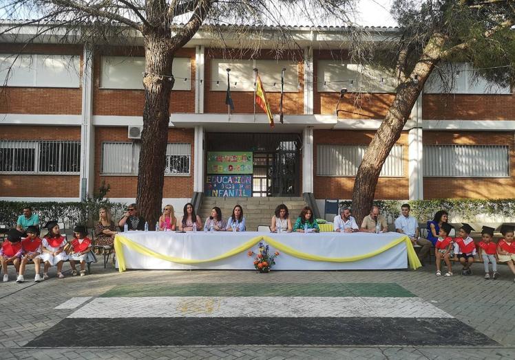 Imagen principal - Los alumnos de guardería, infantil y primaria despiden una etapa educativa con sus graduaciones