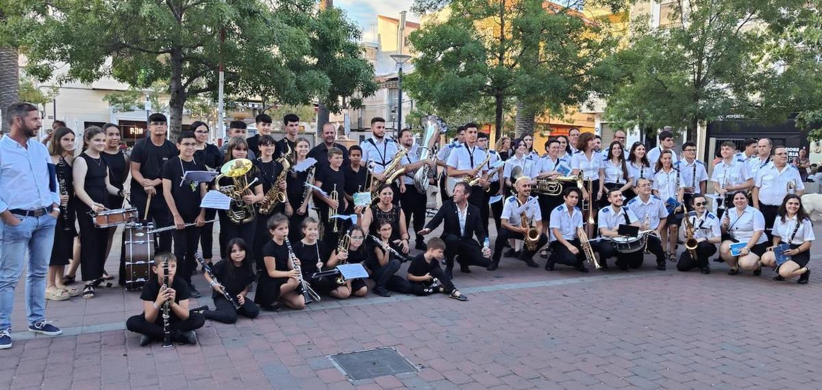 De negro, la banda ilipense, junto a la banda de Navalmoral, en el encuentro antes de comenzar el concierto.