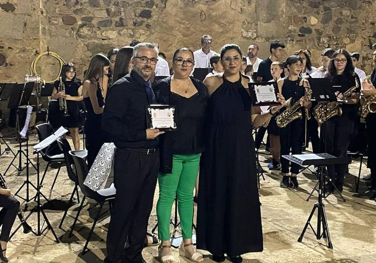 Imagen principal - Ambos directores con las placas regalo del Ayuntamiento.