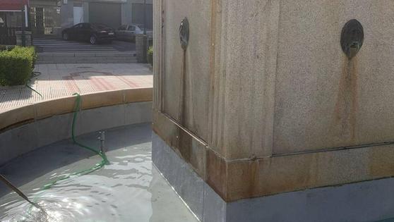 El Ayuntamiento limpia la fuente de Calderón de la Barca