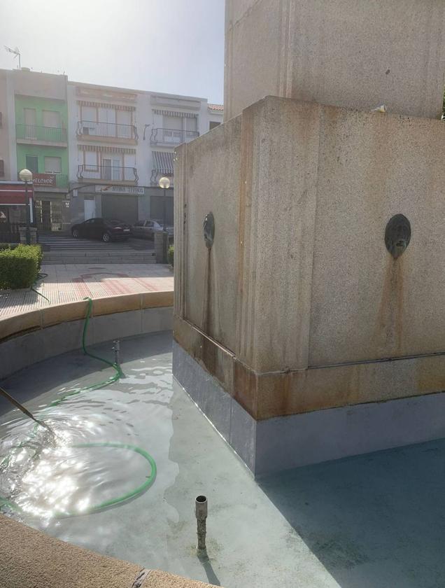 El Ayuntamiento limpia la fuente de Calderón de la Barca