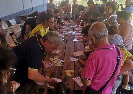 Imagen secundaria 1 - Zalamea celebró el Día de los Abuelos en la piscina