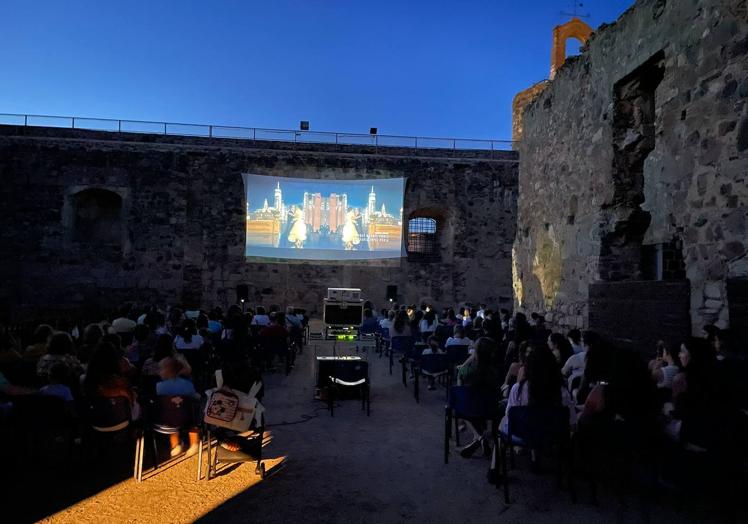 Imagen principal - Way Down', 'Encanto' y 'Padre no hay más que uno 3' en el Castillo de Arribalavilla.