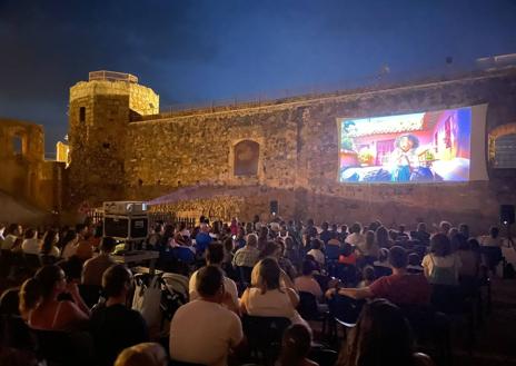 Imagen secundaria 1 - Way Down', 'Encanto' y 'Padre no hay más que uno 3' en el Castillo de Arribalavilla.