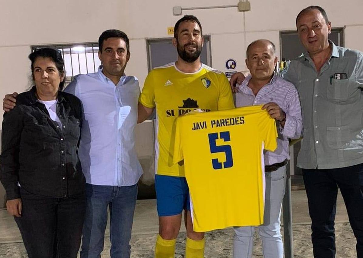 Imagen secundaria 1 - Despedida de Javi Paredes.