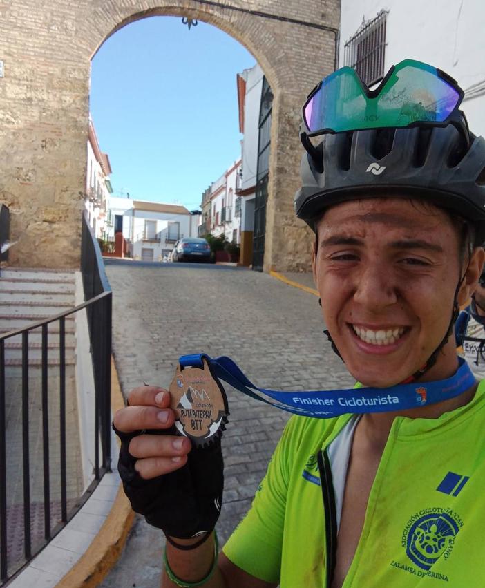Imagen secundaria 1 - Ramón Núñez obtiene un estupendo tercer puesto en la Media Maratón de la XXII Ruta Ciclista de BTT Villa de Paterna