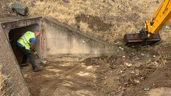 El Ayuntamiento de Zalamea limpia las posibles zonas de inundación