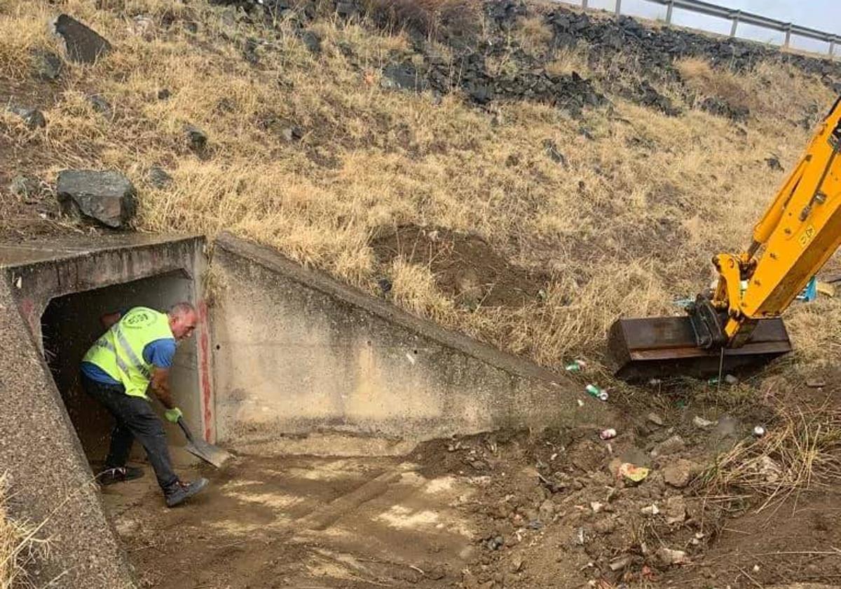 Un operario realizando labores de limpieza.