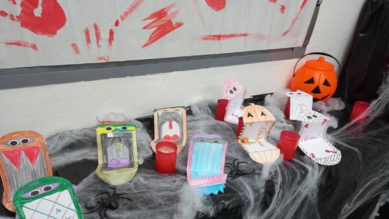 Los más pequeños crean terroríficos vampiros, fantasmas y calabazas en las actividades infantiles de Halloween