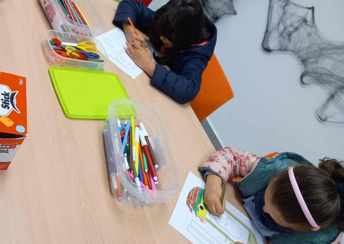 Imagen secundaria 1 - Los más pequeños crean terroríficos vampiros, fantasmas y calabazas en las actividades infantiles de Halloween