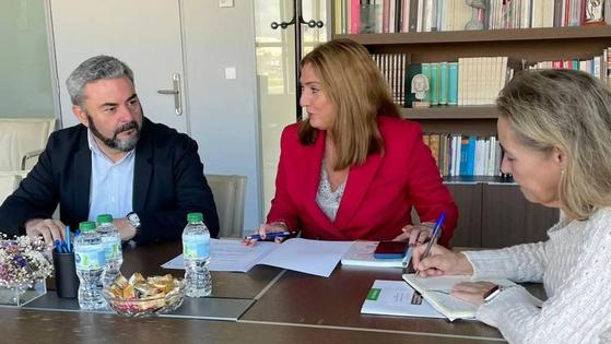 El alcalde de Zalamea, José Antonio Murillo, se reúne con la Consejera y la Secretaria de Educación