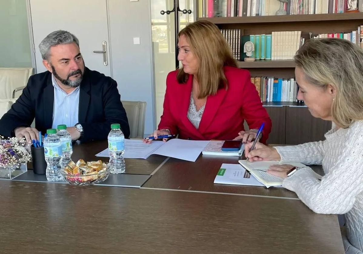 El alcalde de Zalamea, José Antonio Murillo, se reúne con la Consejera y la Secretaria de Educación