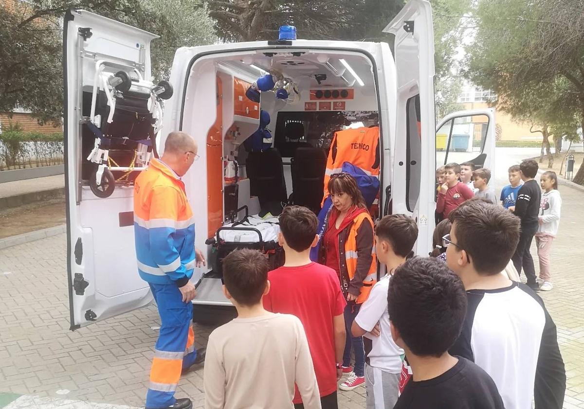 Imagen principal - Alumnos del colegio Calderón de la Barca participan en un taller de primeros auxilios