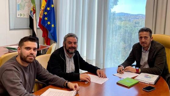 José Antonio Murillo, alcalde de Zalamea, se reúne con el Secretario de Economía, Víctor Píriz