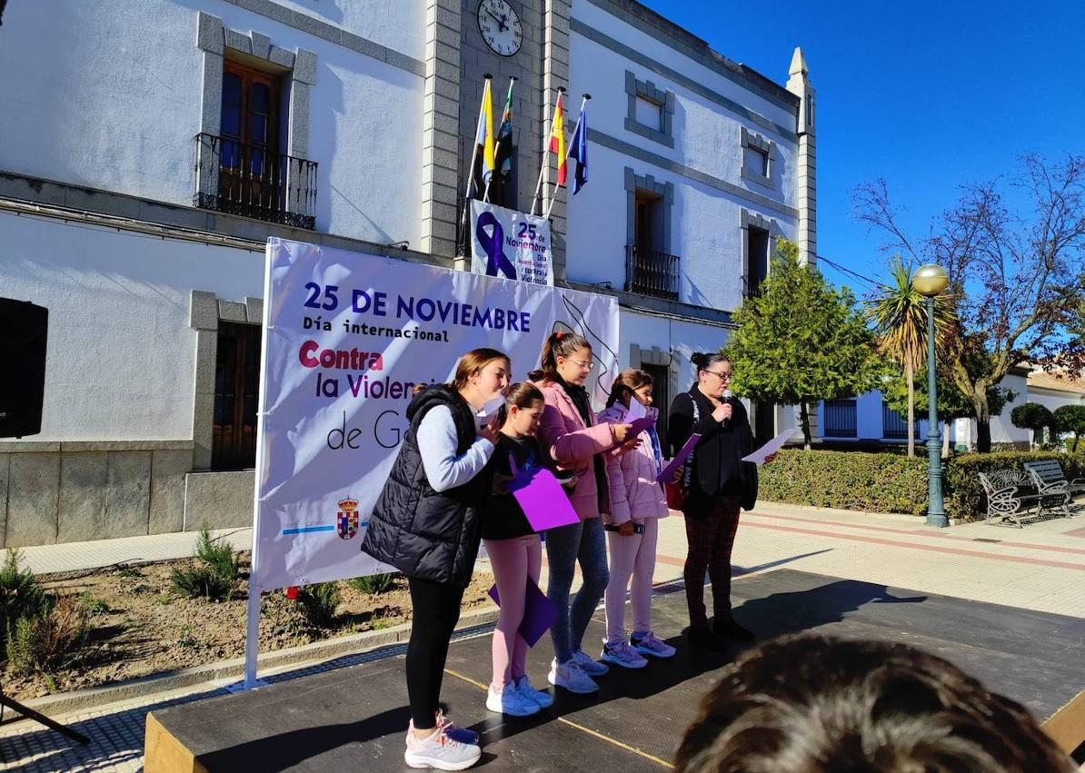 Imagen secundaria 1 - Zalamea se mueve contra la violencia de género
