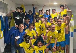 El CD Ilipense celebra la victoria en el vestuario.